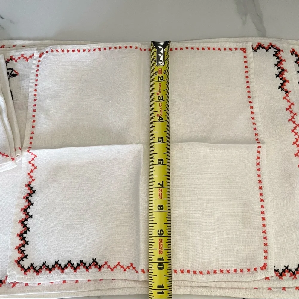 8 Piece SET - Vintage Embroidered Animal Themed Placemats & Napkins